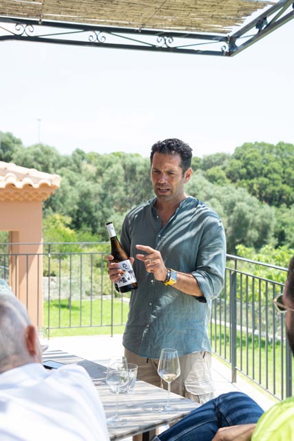 Panos Sarris, vigneron à Céphalonie, présente ses vins de l'île ionienne